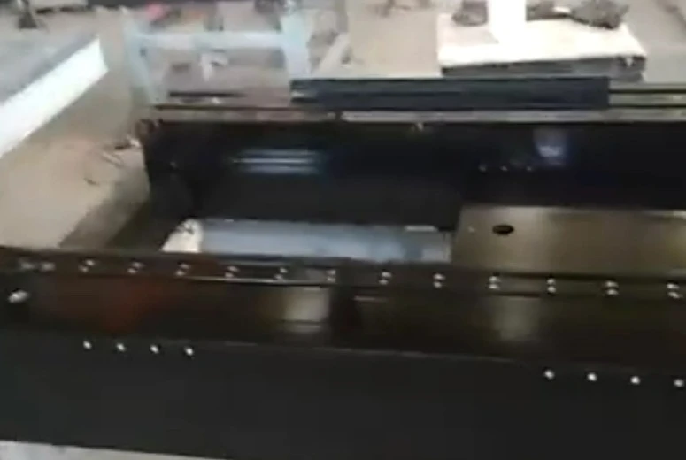 گرينائيٽ جا حصا سوراخ ٿيل سوراخ ۽ حصن ۾ داخل ڪيا ويا